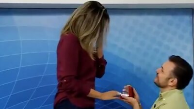 Tras responder al candidato del PVEM, la conductora mandó a comerciales