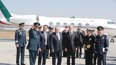 El presidente recorrió la base aérea militar de Santa Lucía, la  cal se convertirá en el nuevo aeropuerto del país