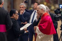 VIDEO: Icela Rodríguez entrega carta al Papa León XIV para invitarlo a México