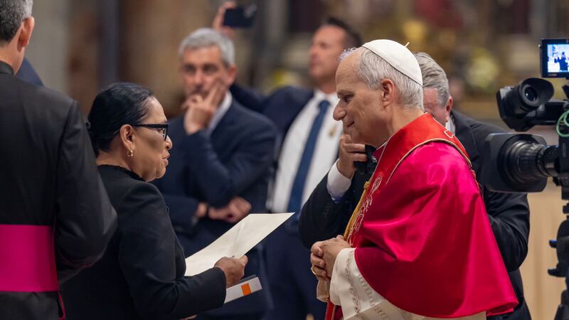 VIDEO: Icela Rodríguez entrega carta al Papa León XIV para invitarlo a México
