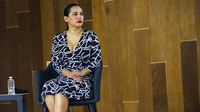 La alcaldesa se molestó y mostró el documento que le levanta la alerta migratoria