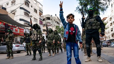 Enmascarados y blandiendo rifles de asalto, combatientes desfilaron el sábado por las calles de Ciudad de Gaza