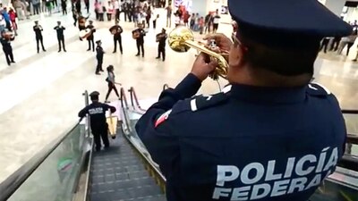 El mariachi de la Policía Federal tocó en una plaza de la capital