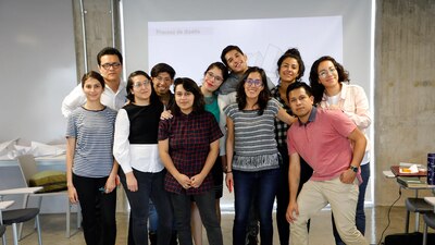 El gobierno quiere beneficiar a jóvenes y padres que tengan niños en primaria y secundaria
