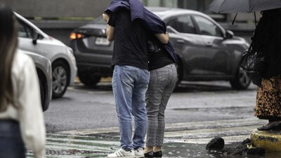 El motivo de las lluvias en la capital del país se debe a un canal de baja presión
