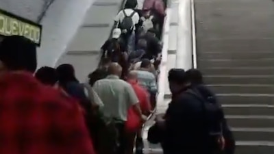 El sistema de escalera se detuvo cuando un objeto se atoró entre los peldaños metálicos y se activó el paro de emergencia