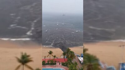 Un torrente de aguas negras desembocó en la playa Icacos, de Acapulco