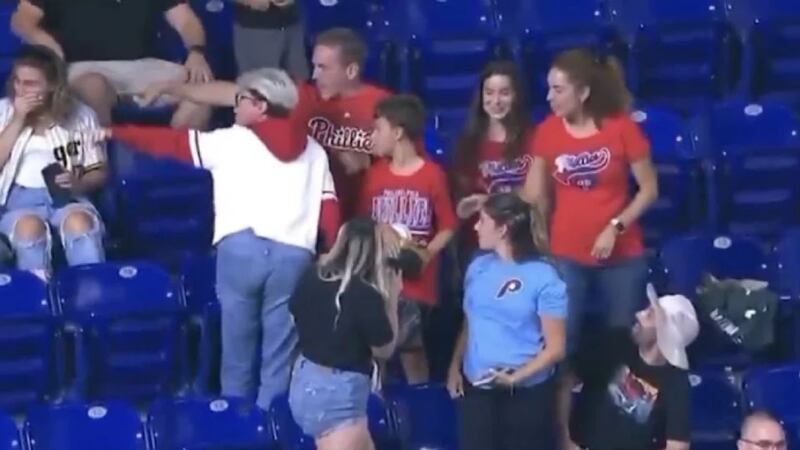 VIDEO: Mujer le quita pelota de beisbol a niño en el juego de Phillies vs. Marlins