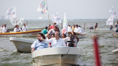 Hasta por lancha el candidato presidencial hace campaña por el país