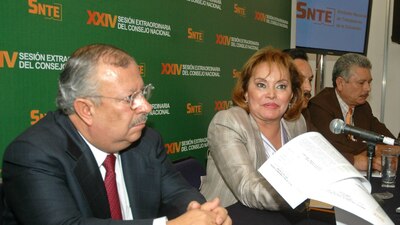 Rafael Ochoa Guzmán acompañado de Elba Esther Gordillo