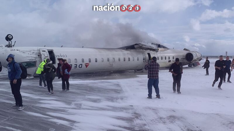 VIDEO: Avión se voltea al aterrizar en aeropuerto de Toronto, Canadá