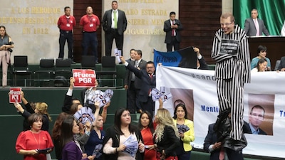 Priistas y panistas mostraron pancartas contra Ricardo Anaya y la PGR, respectivamente