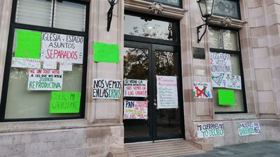 El conjunto de iniciativas incluye en la constitución local el reconocimiento jurídico de todas las personas