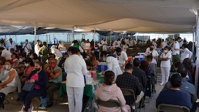 Maestros y maestras de escuelas públicas y privadas acuden a vacunarse contra COVID-19