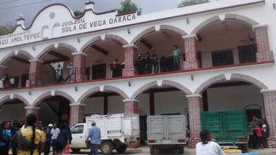 De acuerdo con las primeras versiones oficiales, un grupo llegó con armas de grueso calibre al ayuntamiento.