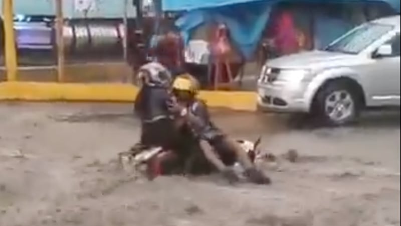 VIDEO: Tras granizada, hombre rescata a familia arrastrada por corriente en Ecatepec