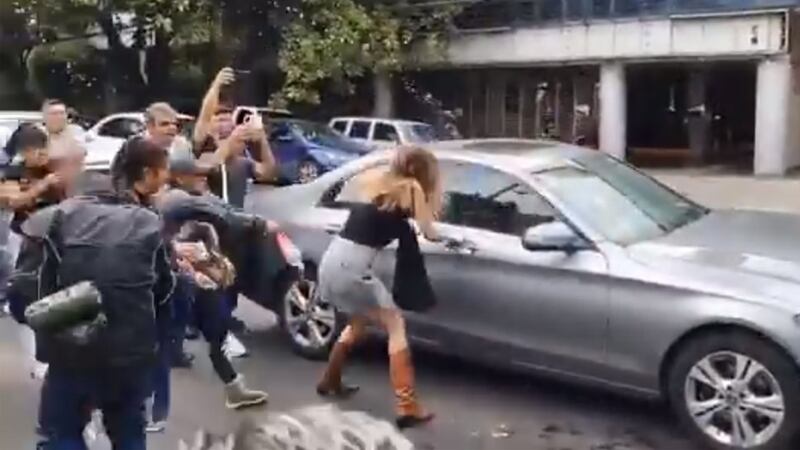 SSC reprueba agresiones contra ‘Lady Racista’ y confirma que el bolso de la mujer está bajo reguardo