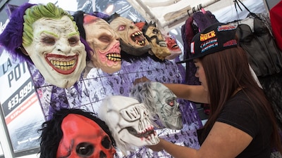 Los adultos no podrán portar máscaras de montruos