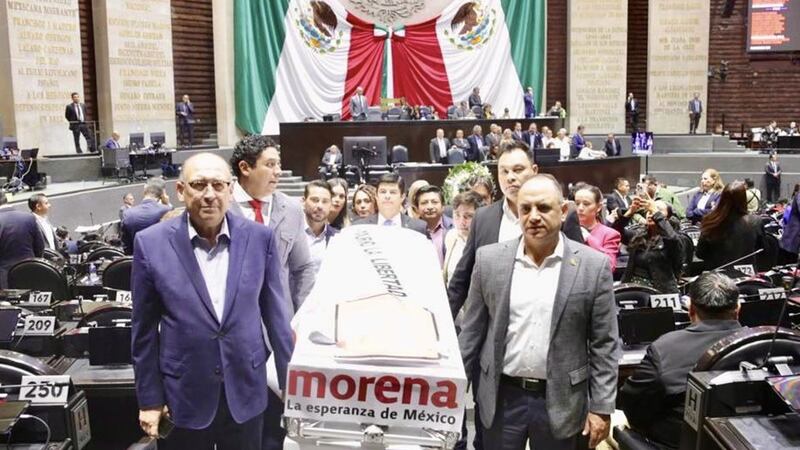 “Murió la libertad”: PRI lleva ataúd para protestar contra la Ley de Telecomunicaciones