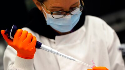 El mundo lleva un año luchando contra un virus que a dejado millones de muertos