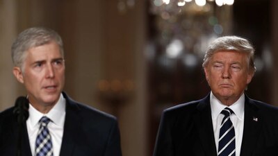 El juez Neil Gorsuch (izq) tiene 49 años y es de perfil conservador