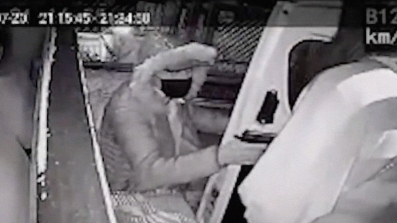 VIDEO: Chofer acelera su combi y frustra asalto en Naucalpan