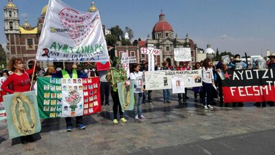 Los padres de los normalistas visitaron el templo dedicado a la Virgen de Guadalupe.