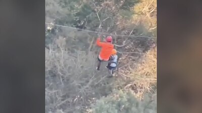 Un hombre intentó ayudar a que el pequeño se deslizara e instantes después, cayó al vacío