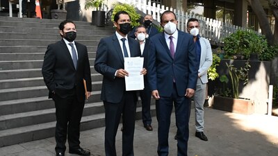 El gobernador de Morelos, junto a su equipo de abogados, presenta el documento con el cual se emitió la denuncia.