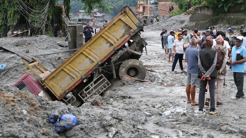 VIDEO: Rescatan con vida a niña de 6 años tras quedar atrapada bajo los escombros en Nepal
