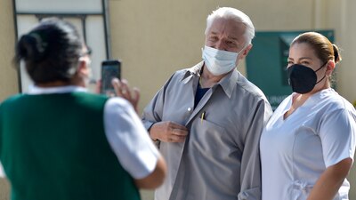 El cantante fue uno de los adultos mayores que recibió su primera dosis de la vacuna contra COVID-19