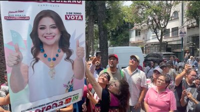 Clara Brugada bajó sus lonas y pendones para convertirlos en ladrillos