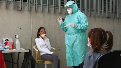 Las pruebas se realizan mediante una muestra orofaríngea, con un raspado de garganta