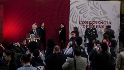 El presidente López Obrador en el momento en el que sonó la alerta sísmica durante su conferencia de prensa