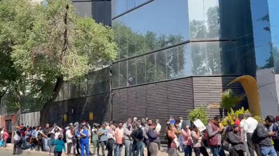 A lo largo de estas semanas, los ciudadanos han hecho largas filas en las oficinas del órganismo