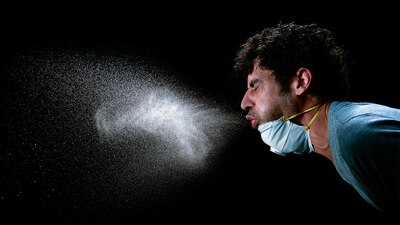 Las partículas más pequeñas de saliva son las que hacen que el virus permanezca un tiempo en el aire