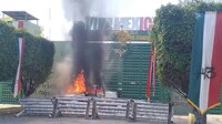 Normalistas de Ayotzinapa lanzan petardos a instalaciones militares en Iguala
