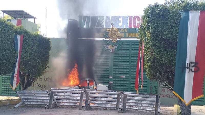 Normalistas de Ayotzinapa lanzan petardos a instalaciones militares en Iguala