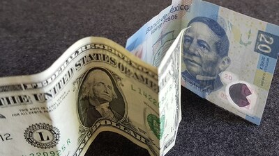 Hoy el peso cuesta 18 centavos menos con respecto al cierre del miércoles 14 de agosto