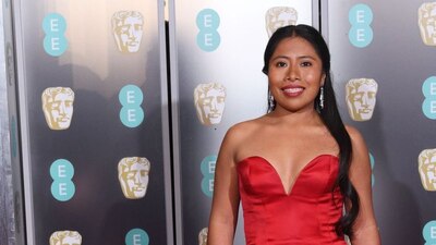 La joven lució un hermoso vestido durante la alfombra roja de los Bafta
