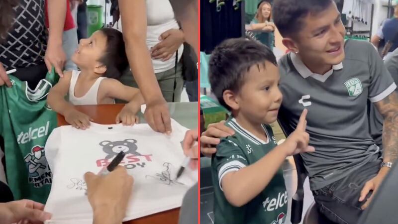 Iván Moreno, jugador del León, le regala playera del equipo a niño durante firma de autógrafos