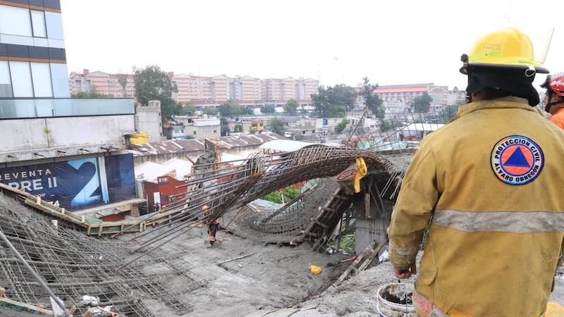 Colapsa losa en construcción de la AO; autoridades suspenden la obra