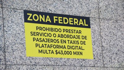 El anuncio sobre las multas fue puesto en el área de llegadas nacionales
