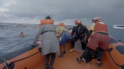 La ONG Open Arms difundió el video tras el rescate a más de 100 migrantes que buscaban llegar a Europa