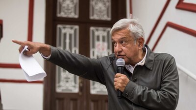 López Obrador en su casa de transición en la colonia Roma ante los medios