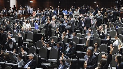 Los fines del famoso bono navideño fueron distintos pero todos fueron presumidos por los legisladores