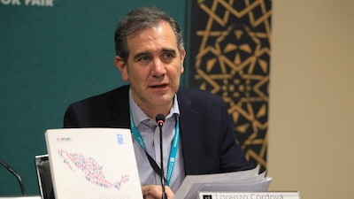 Lorenzo Córdova, consejero presidente del INE estuvo presente en la Feria del Libro de Guadalajara.