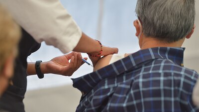 Dos jóvenes usaron documentos de adultos mayores para recibir vacuna COVID-19