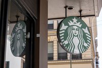 Hombre gana 50 mdd tras demandar a Starbucks por quemaduras con té caliente