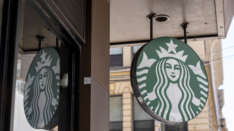 Hombre gana 50 mdd tras demandar a Starbucks por quemaduras con té caliente